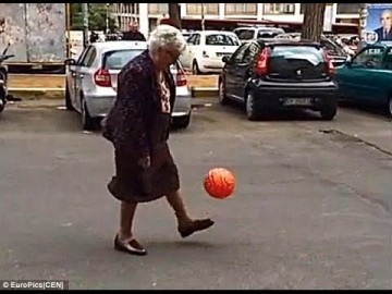 Gjyshja futbolliste - mos e beso po deshe